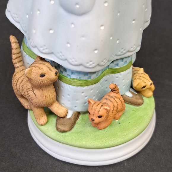 Vintage 1981 "Hollie Hobbie" fine porcelain figure with her cat and kittens - Picture 5 of 10